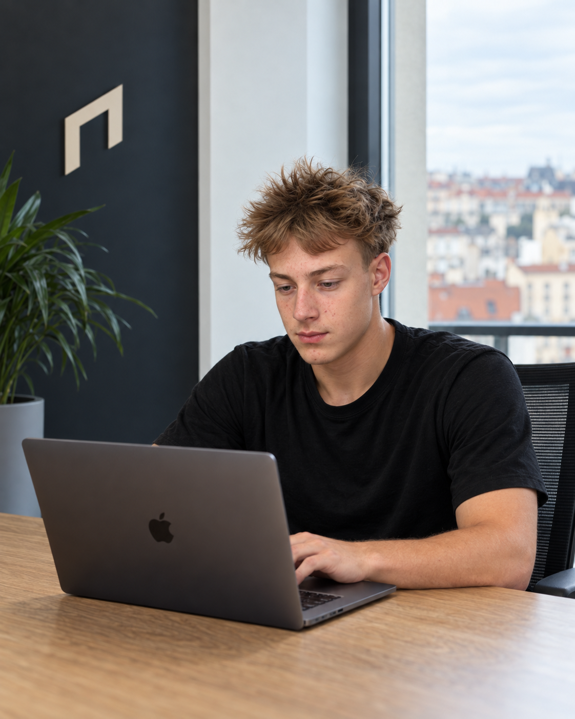 Daniel Šácha při práci na webu